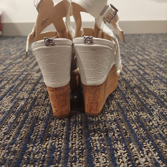 Guess - Picture 6 of 6